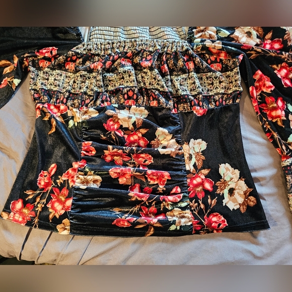 Venus Velvet Floral Print Top - Picture 3 of 6